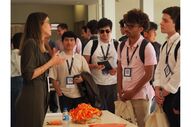 Grupo de pessoas reunidas num evento