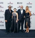 Grupo posa no Casino Estoril junto a logotipos de marcas