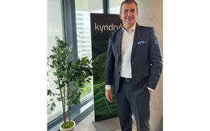 Um homem posa junto ao logótipo da Kyndryl