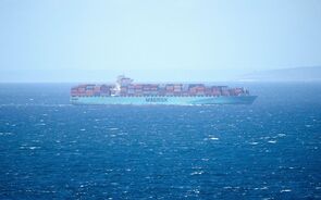 Navio da Maersk atravessa estreito de Ormuz com escolta militar americana