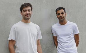 Miguel Morgado e Rui Bento criaram uma bateria que se adapta a qualquer mota elétrica.