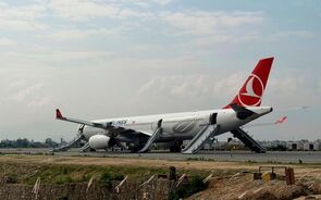 Avião da Turkish Airlines incendeia-se ao aterrar em aeroporto do Nepal