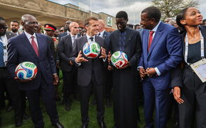 Macron anuncia investimento de 23 mil milhões de euros em África, criando 250 mil empregos