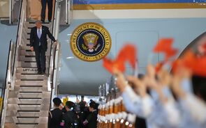Trump chega à China em pleno alerta da AIE e com a 'casa a arder'