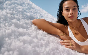 Campanha de joalharia Pandora Essence com modelo em montanha de sal