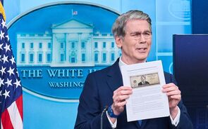 Scott Bessent segura um esboço daquela que poderá ser a nota de 250 dólares com a cara de Trump