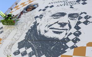 Artista urbano Edis One criou mural gigante de António Lobo Antunes