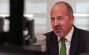 Álvaro Santos Pereira discursa ao microfone sobre economia