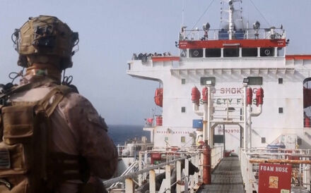 EUA abordam petroleiro iraniano suspeito de tentar violar bloqueio naval no Golfo de Omã  
