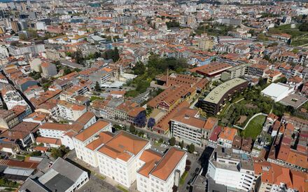 Um quarteirão com 1,6 hectares, localizado na portuense Rua dos Bragas, vai ser transformado num complexo residencial e multifuncional.