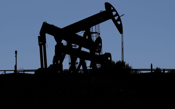 Guerra afeta produção petrolífera, com perdas diárias de 14 milhões de barris, diz AIE
