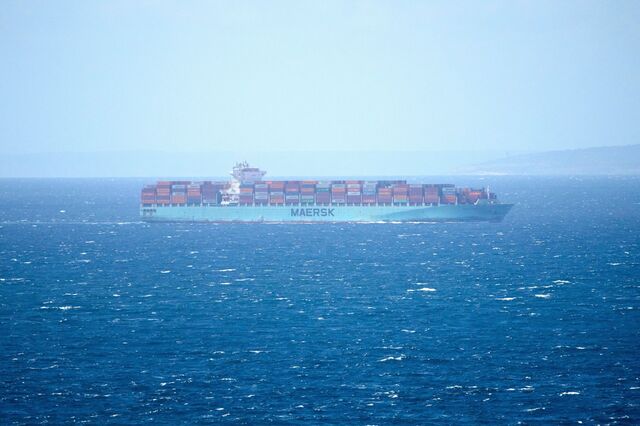 Navio da Maersk atravessa estreito de Ormuz com escolta militar americana
