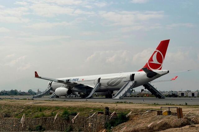 Avião da Turkish Airlines incendeia-se ao aterrar no Nepal. Houve fogo no trem de aterragem