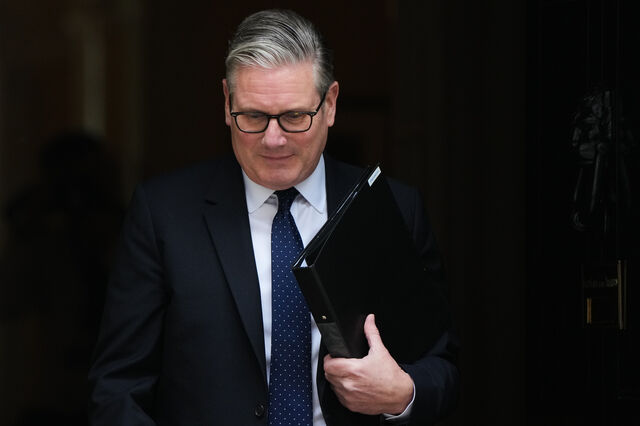 Starmer não se demite e desafia críticos. Juros da dívida atingem máximos de 2008