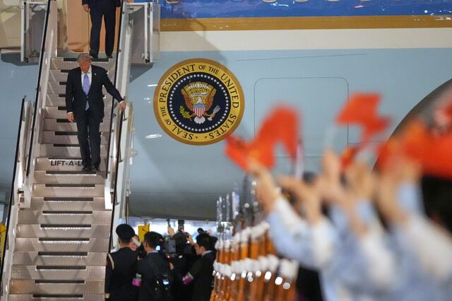 Trump chega à China em pleno alerta da AIE e com a 'casa a arder'
