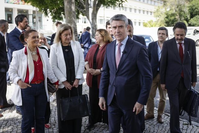Líder do PS diz que é difícil acordo na lei laboral se Governo insistir 'na desumanidade'
