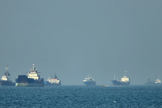Petróleo sobe mais de 1% com ataque a central dos Emirados. Irão apreende navio chinês em Ormuz