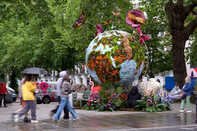 Flores, planetas e até extraterrestres mudam bairro de luxo de Londres