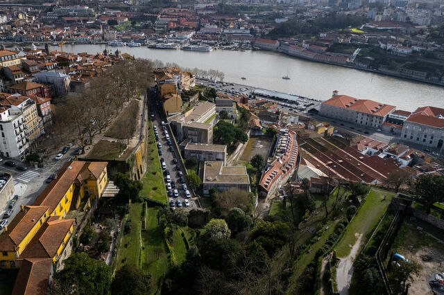Após nove anos em pára-arranca, Porto lança concurso para ter escadas rolantes nas Virtudes