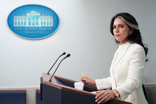 Tulsi Gabbard demite-se do cargo de diretora dos serviços secretos norte-americanos