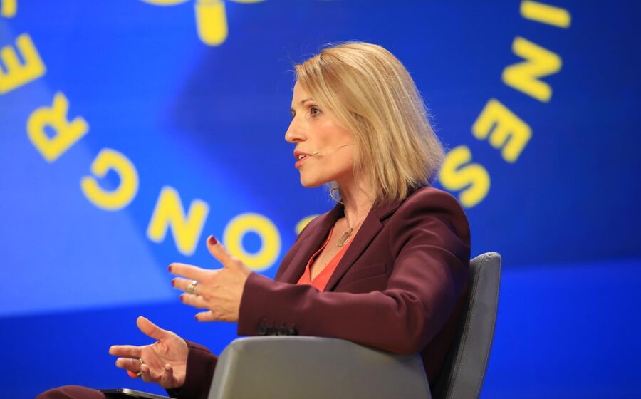 Sandra Maximiano, presidente da Anacom, avança que está a ser estudada 'uma solução equilibrada' .