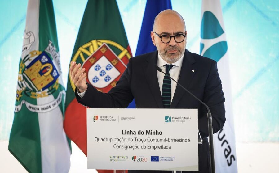 Miguel Pinto Luz na cerimónia de assinatura do auto de consignação  