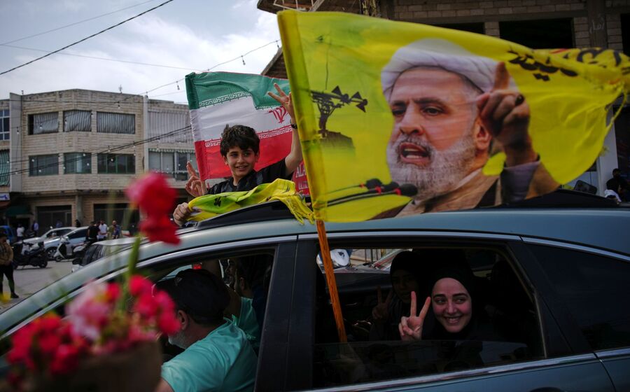 Naim Qassem, líder do Hezbollah, representado numa bandeira