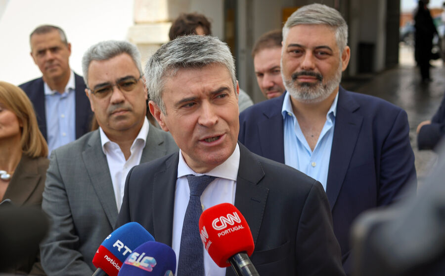 José Luís Carneiro reúne-se com Luís Montenegro sobre proposta laboral
