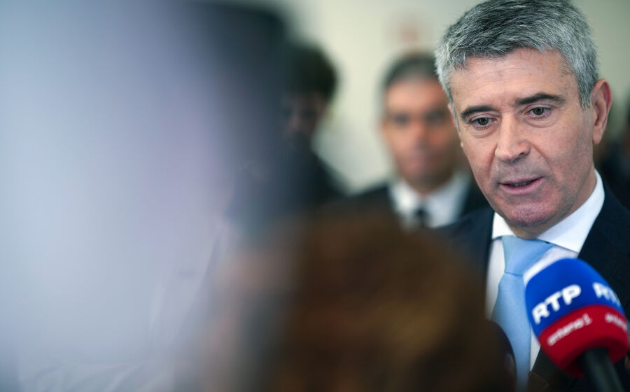 José Luís Carneiro pelou ao primeiro-ministro que evite 'decisões precipitadas' sobre o IVA da restauração.