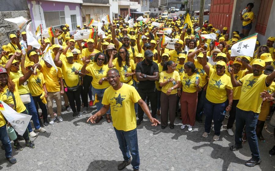Francisco Carvalho, à frente, presidente do PAICV