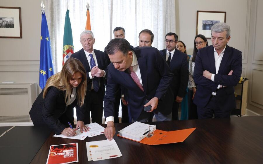 Montenegro na entrega da moção de estratégia