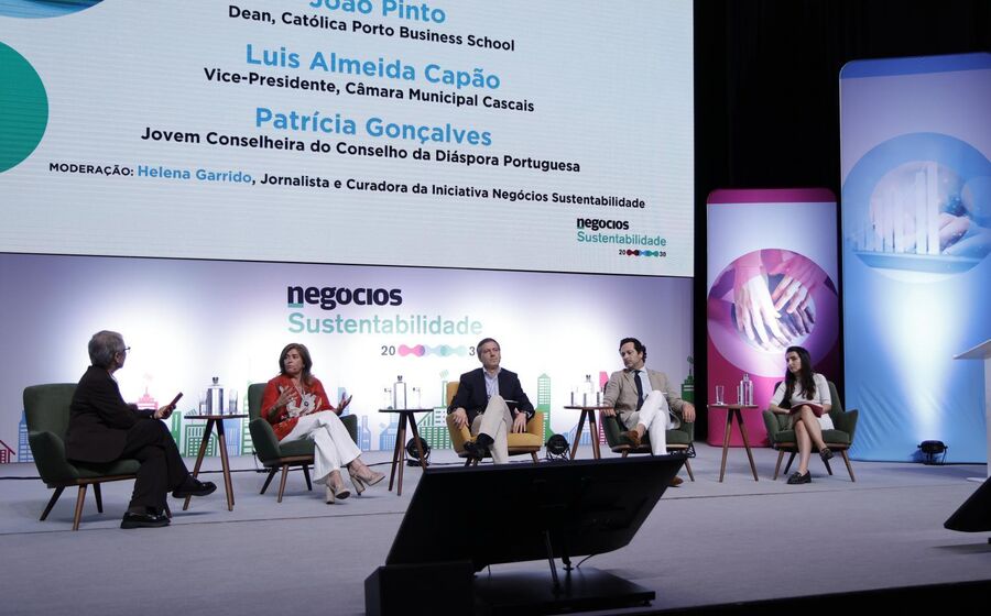 Helena Garrido (moderadora), Ana Trigo Morais (Sociedade Ponto Verde), João Pinto (Católica Porto Business School), Luis Almeida Capão (CM Cascais), Patricia Gonçalves (Diáspora Jovem) na Conferência Negócios Sustentabilidade