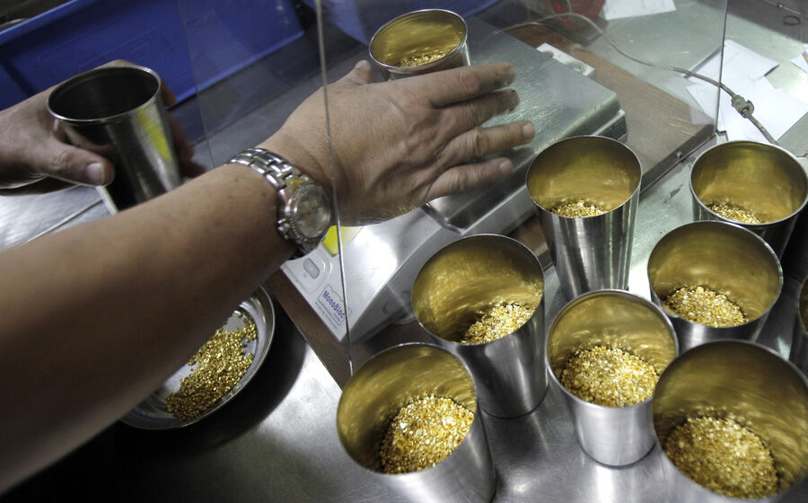 No final de janeiro, a onça de ouro atingiu máximos históricos acima dos 5.500 dólares.