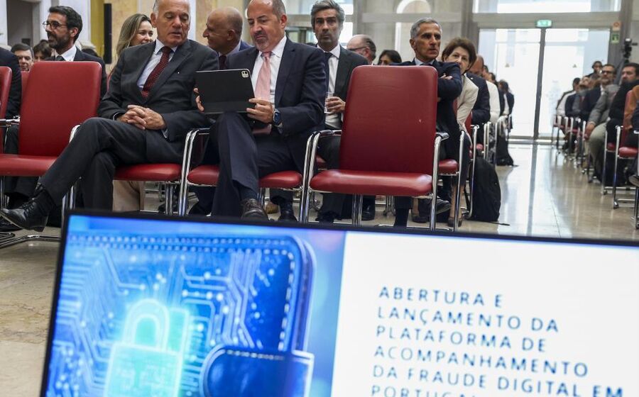Os reguladores apontam a ausência de regulação como o principal problema para combater a fraude digital.