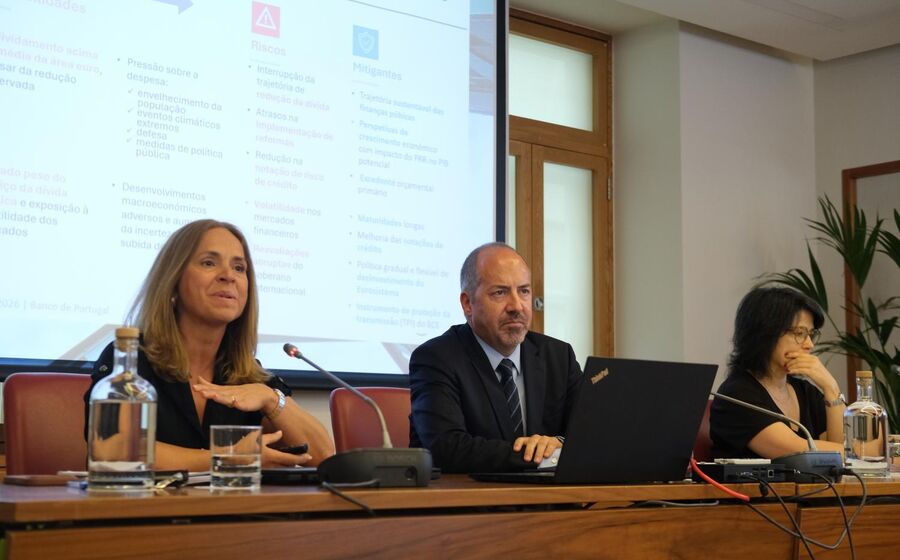 Álvaro Santos Pereira e Clara Raposo na apresentação do relatório de estabilidade financeira.