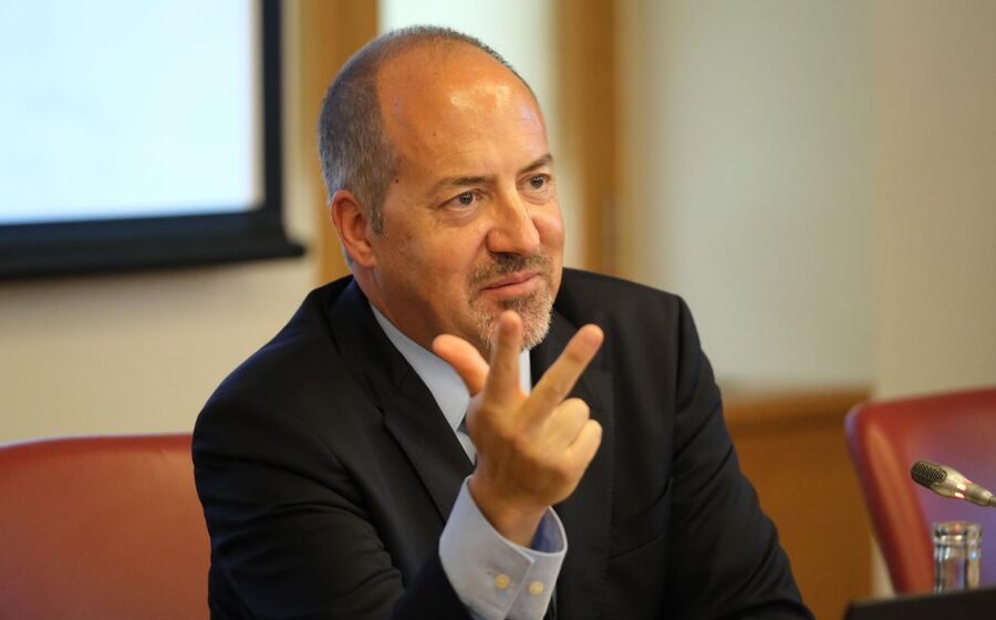 Álvaro Santos Pereira, governador do Banco de Portugal, questionou a crise na restauração.