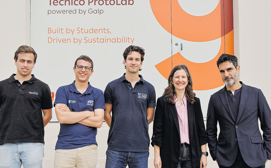 Francisco Barroso, Martim Carneiro, Afonso Cruz, Carla Patrocínio e Manuel Andrade à entrada do Técnico Protolab Galp.