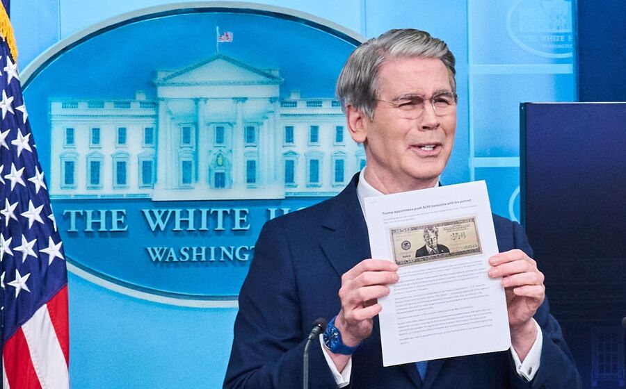 Scott Bessent segura um esboço daquela que poderá ser a nota de 250 dólares com a cara de Trump