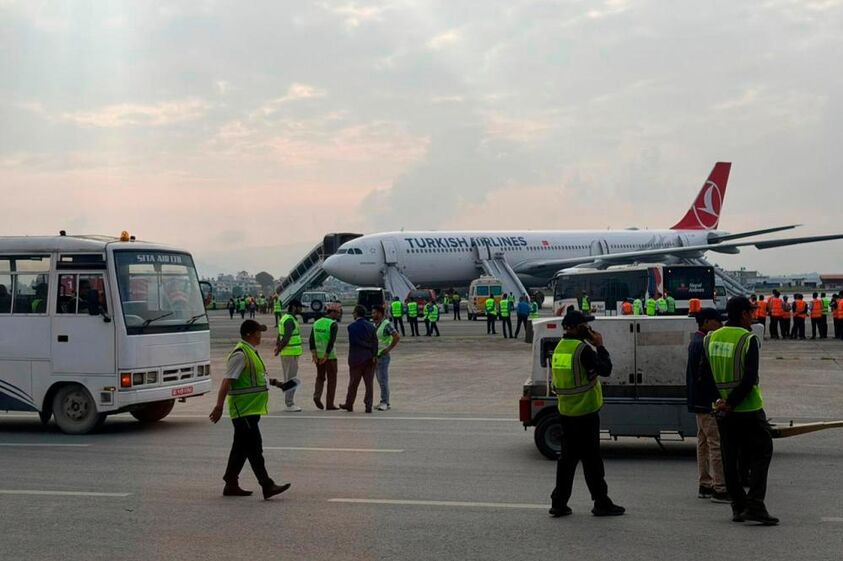 Avião da Turkish Airlines incendeia-se ao aterrar em aeroporto do Nepal
