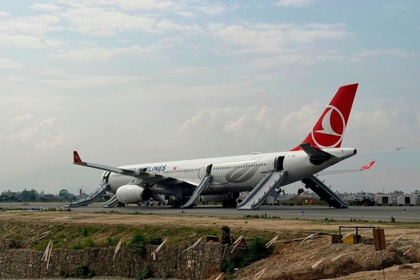 Avião da Turkish Airlines incendeia-se ao aterrar em aeroporto do Nepal