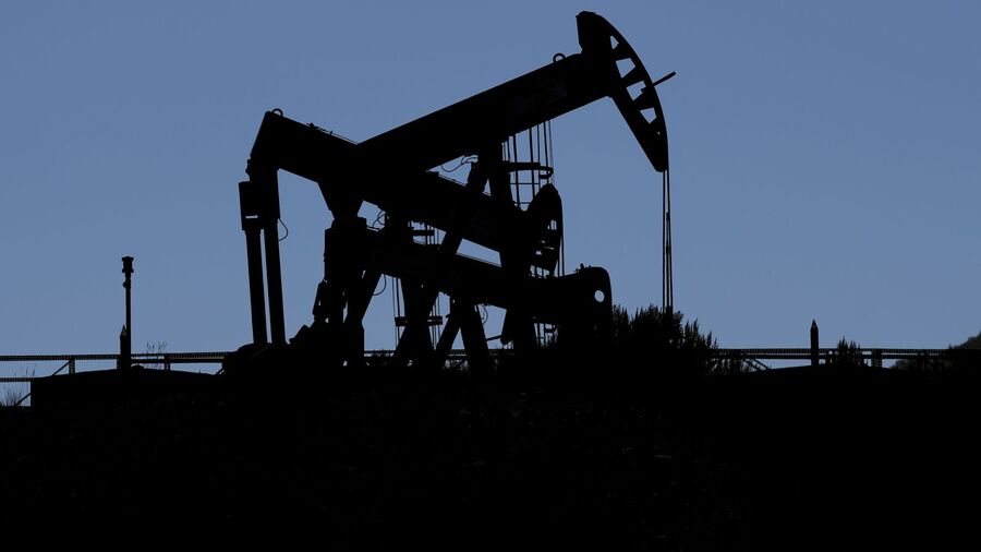 Guerra afeta produção petrolífera, com perdas diárias de 14 milhões de barris, diz AIE