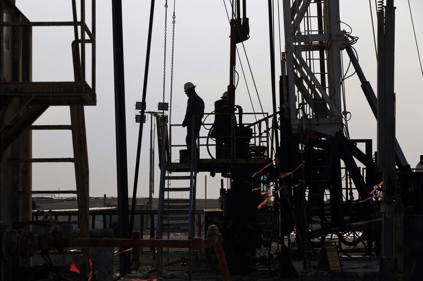 Petróleo negoceia nos 106 dólares. Reservas nos EUA encolhem 10 milhões de barris