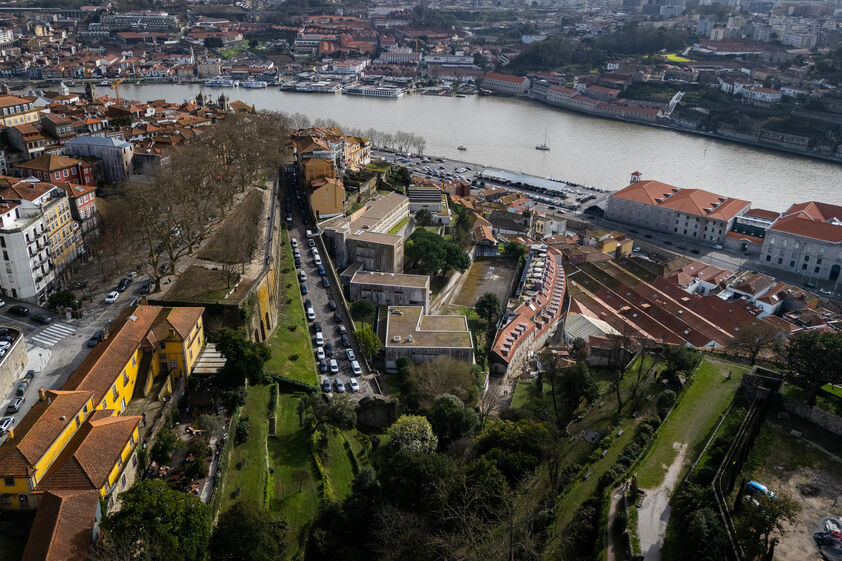 Escadas rolantes vão ligar a Rua dos Armazéns à Fonte das Virtudes, no centro histórico do Porto.