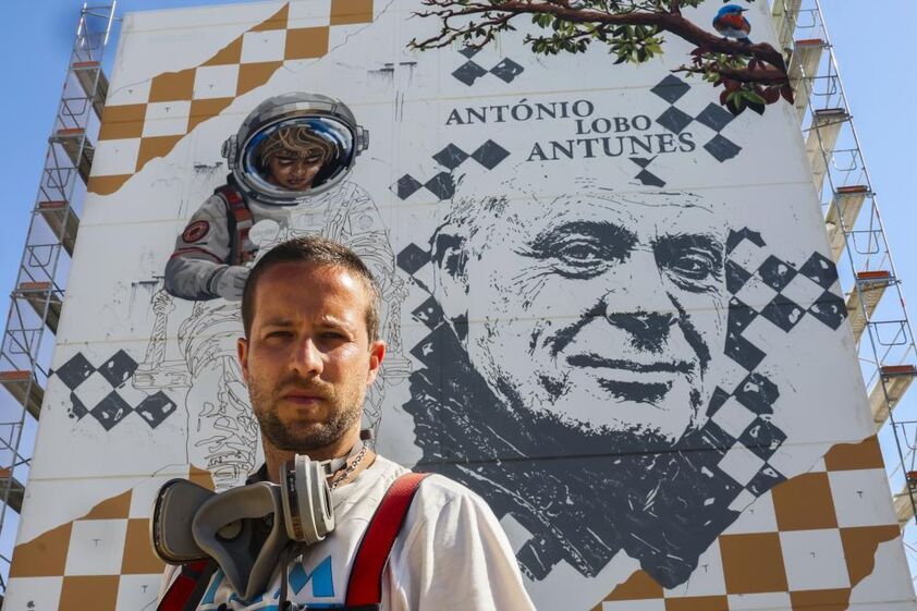 Artista urbano Edis One criou mural gigante de António Lobo Antunes