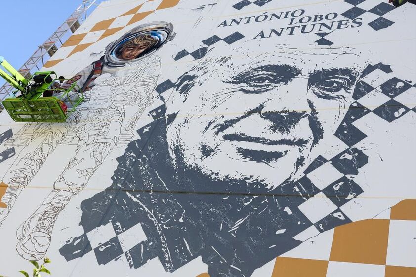 Artista urbano Edis One criou mural gigante de António Lobo Antunes