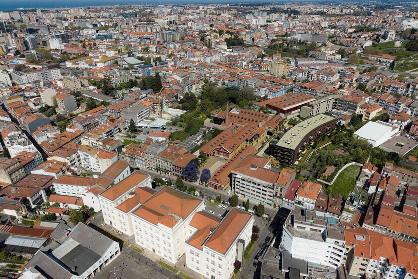 Um quarteirão com 1,6 hectares, localizado na portuense Rua dos Bragas, vai ser transformado num complexo residencial e multifuncional.