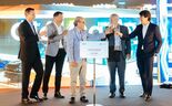 A inauguração da 'R Store' em Oeiras contou com a presença de Ivan Segal, vice-presidente sénior global de vendas e operações do grupo Renault (segundo a contar da direita, na foto).
