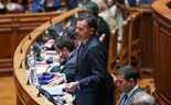 Luís Montenegro abre o debate quinzenal no Parlamento.