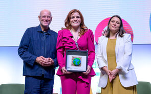Susana Carvalho, da Bondalti, recebeu o prémio CSO of the Year Gold, a principal distinção da primeira edição dos CSO Awards Portugal. Harald Neidhardt, Harald Neidhardt, CEO da Futur/io, e Diana Ramos, diretora do Negócios, entregaram o prémio.