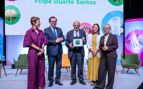 Filipe Duarte Santos recebeu o Prémio Personalidade, entregue por Isabel Rodrigues, administradora da Medialivre, Manuel Castro Almeida, ministro da Economia e da Coesão Territorial, Diana Ramos, diretora do Negócios, e Helena Garrido, jornalista e curadora da iniciativa.